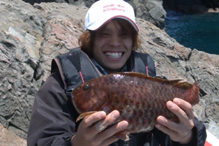 磯釣り初挑戦の佐藤君が釣った４０センチのブダイと満面の笑顔
